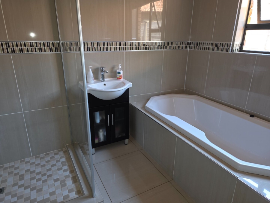 2 Bedroom Property for Sale in Adamayview North West